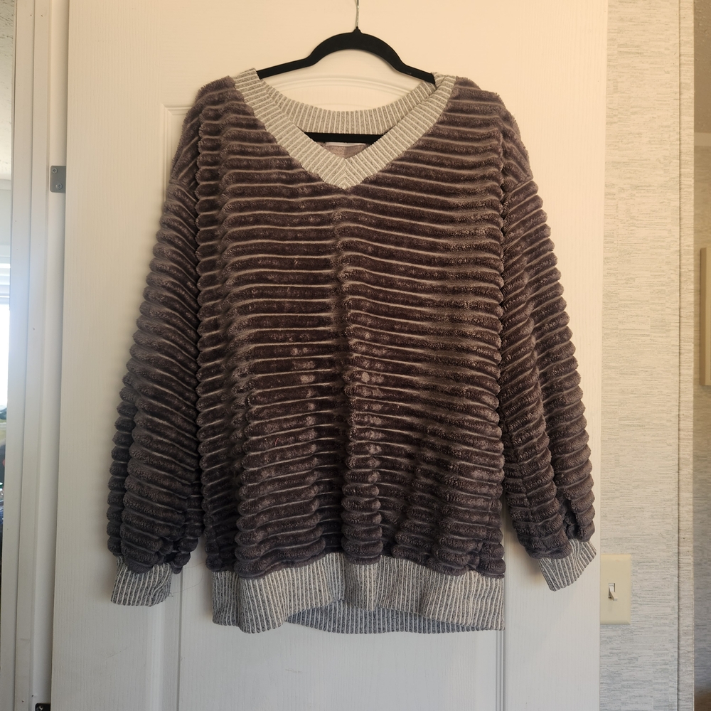 Ces Femme Gray Sweatshirt Size M Euc